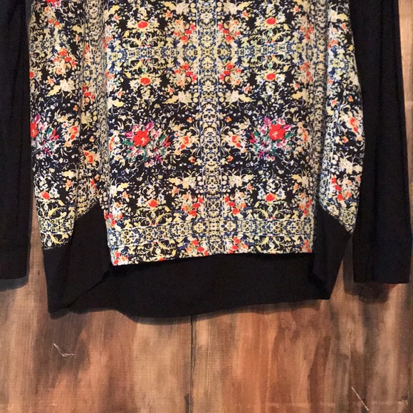 Black top with cute print on bodice - Picture 3 of 7